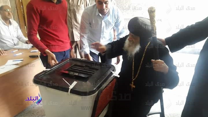 أسقف البحر الأحمر يدلى بصوته فى الانتخابات