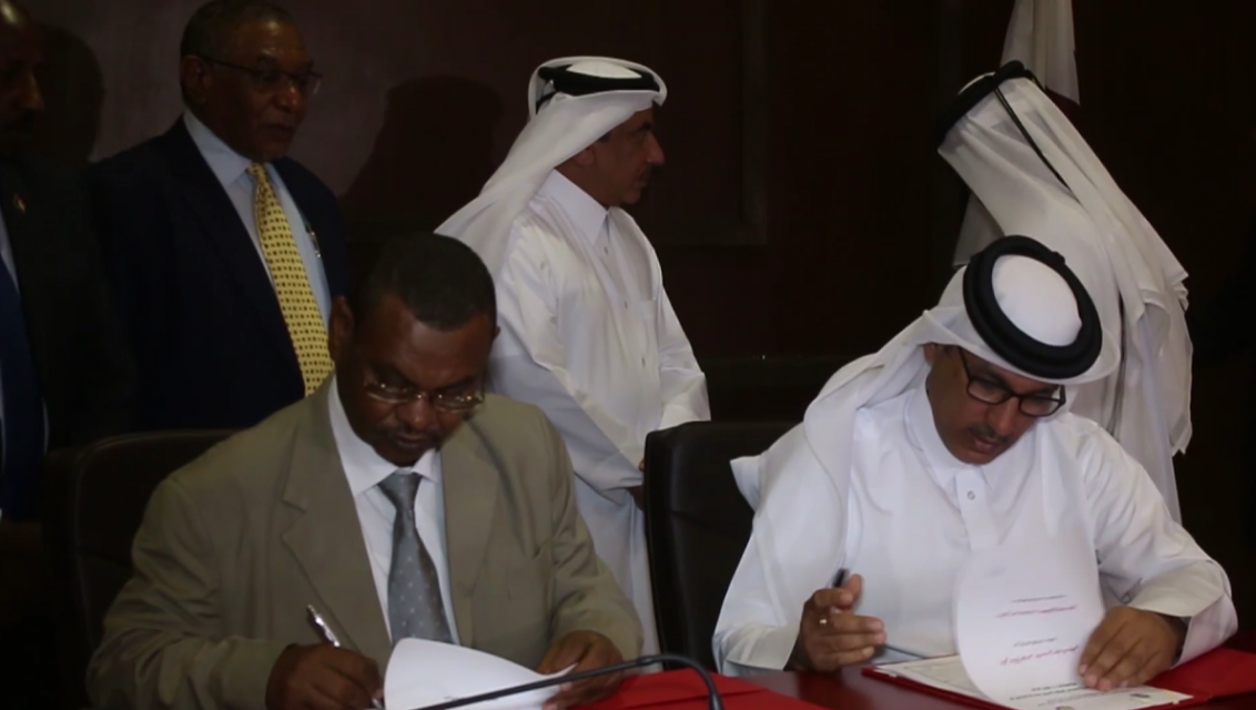 أثناء توقيع الإتفاقية 