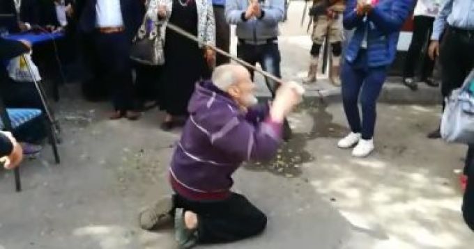 عجوز يرقص بمناسبة الانتخابات 