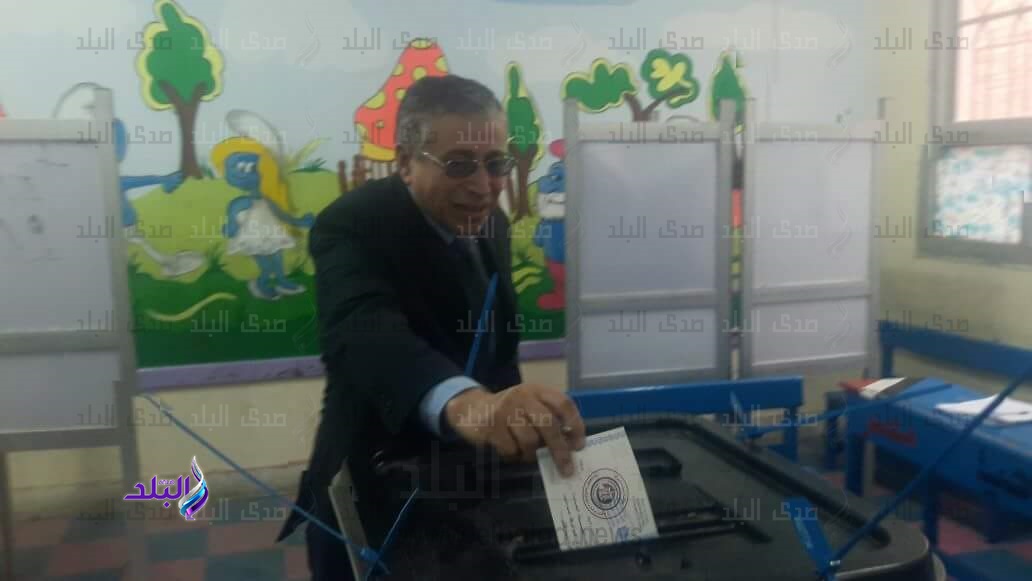 رئيس اللجنة العامة للانتخابات بدمنهور يدلى بصوته