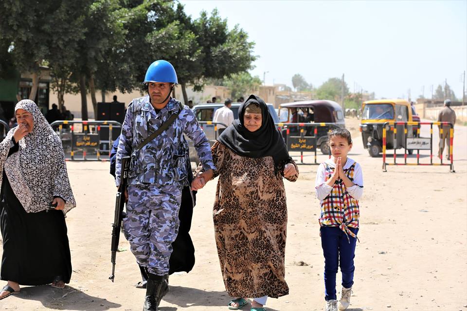 رجال الجيش والشرطة يساعدون كبار السن في كفر الشيخ رجال الجيش والشرطة يساعدون كبار السن في كفر الشيخ