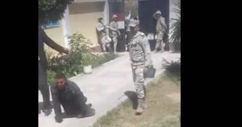 معاق يزحف على الأرض للتصويت بالانتخابات الرئاسية