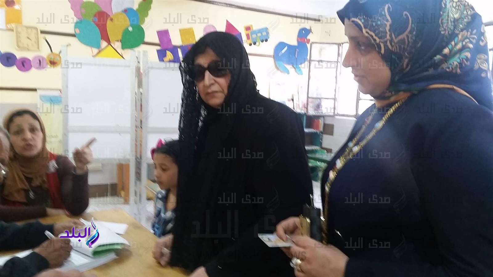 والدة الشهيد احمد حسين تدلى بصوتها