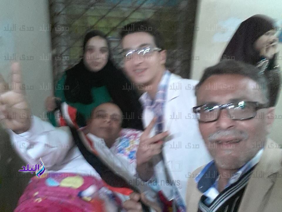 مريض يدلي بصوته في الانتخابات الرئاسية بالمنوفية