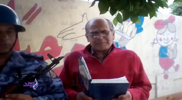 ناخب يلقى قصيدة «في حب السيسي»