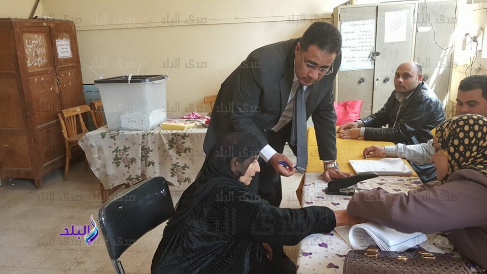 المستشار وليد عبد الباقى أثناء مساعدته السيدة العجوز المستشار وليد عبد الباقى أثناء مساعدته السيدة العجوز