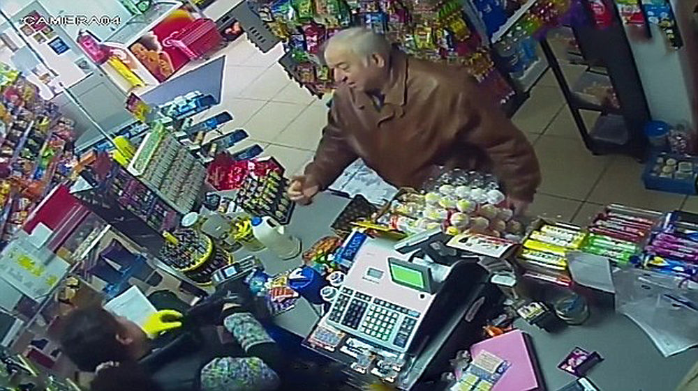 سيرجي سكريبال في احد المراكز التجارية قبل تسميمه