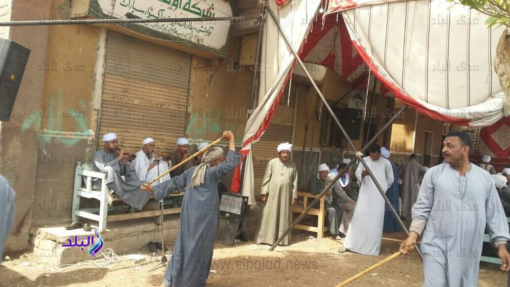 الرقص بالعصا والمزمار البلدى امام اللجان بالاقصر
