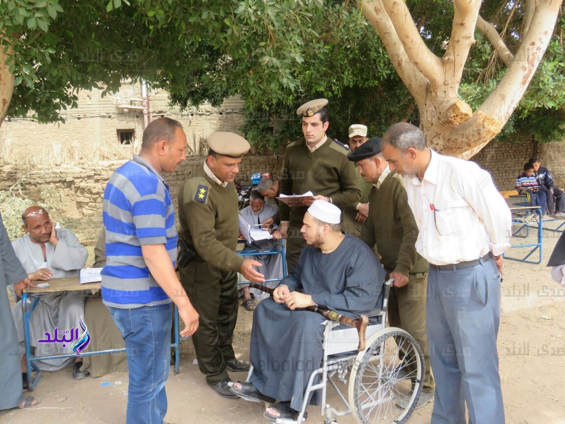 من أسوان يحقق أمنية كفيف بمساعدته للتصويت من أسوان يحقق أمنية كفيف بمساعدته للتصويت