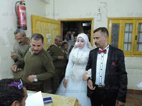 عروسان يدليان بصوتهما في الانتخابات عروسان يدليان بصوتهما في الانتخابات