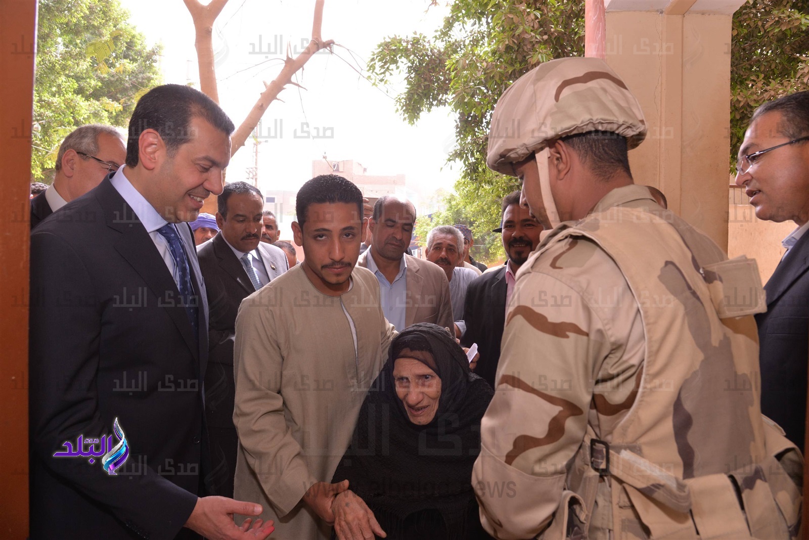 محافظ أسيوط يصطحب سيدة مسنة للادلاء بصوتها محافظ أسيوط يصطحب سيدة مسنة للادلاء بصوتها