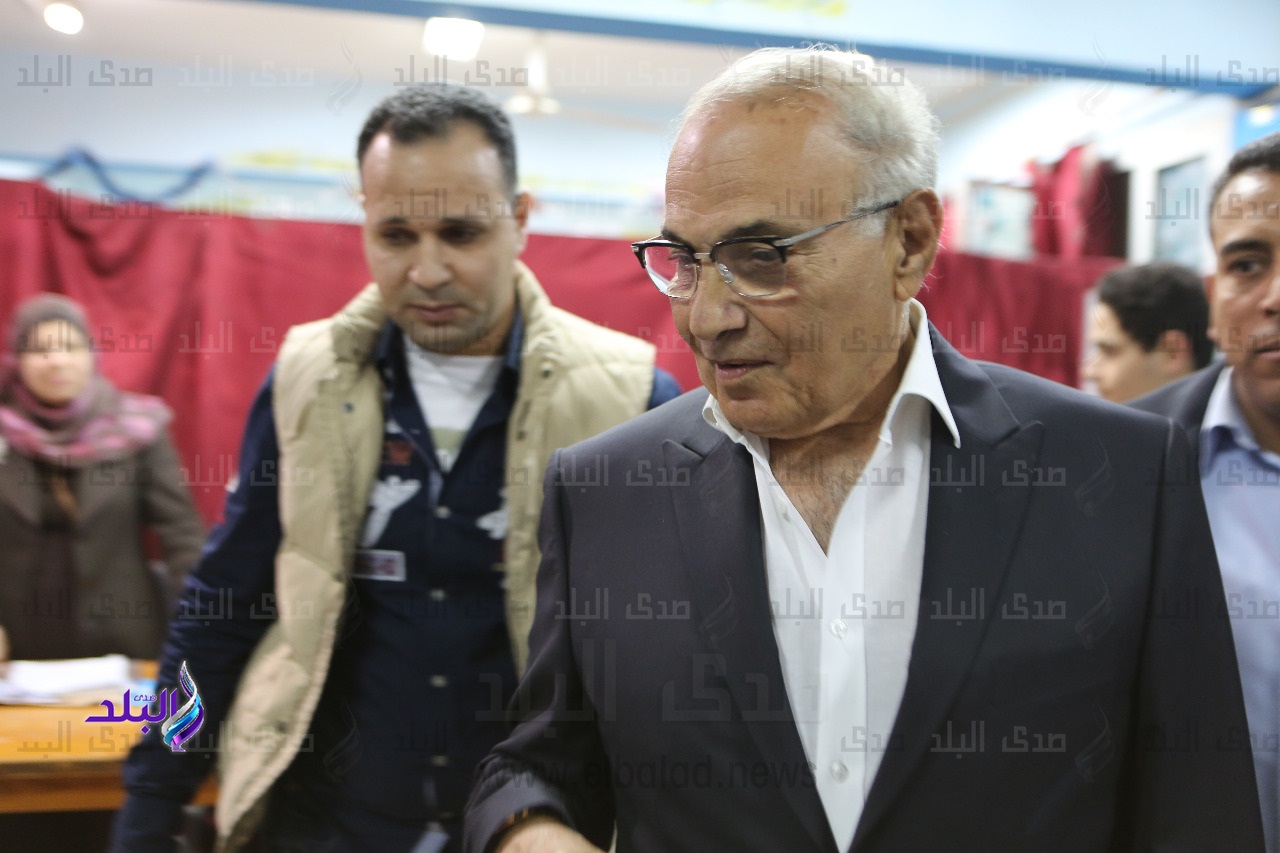 الفريق احمد شفيق يدلى بصوته