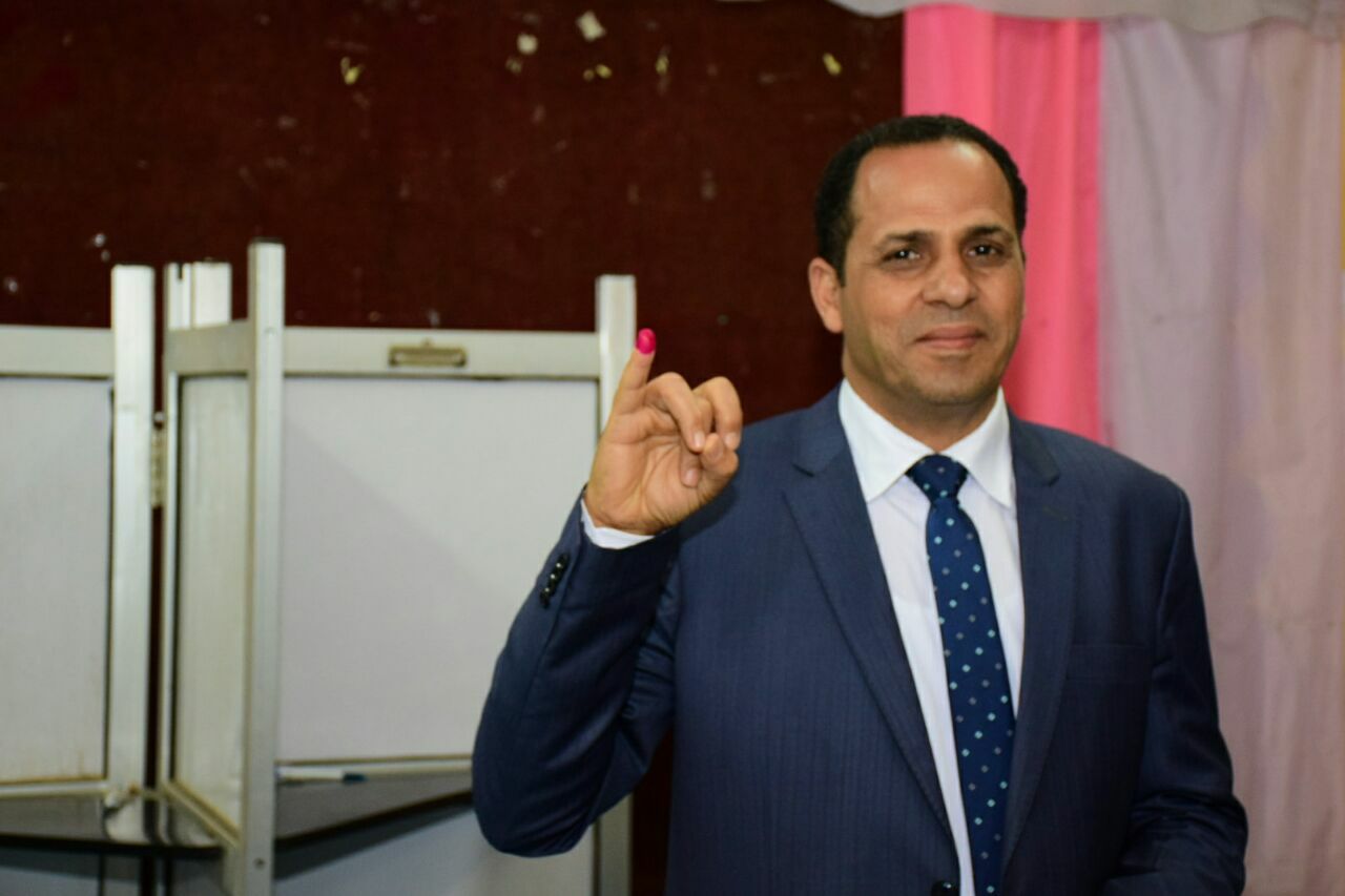 رئيس جامعة دمنهور يدلي بصوته 