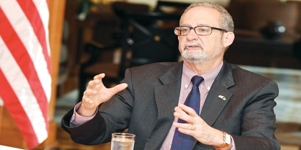  السفير الأمريكي لدى الكويت لورانس سيلفرمان