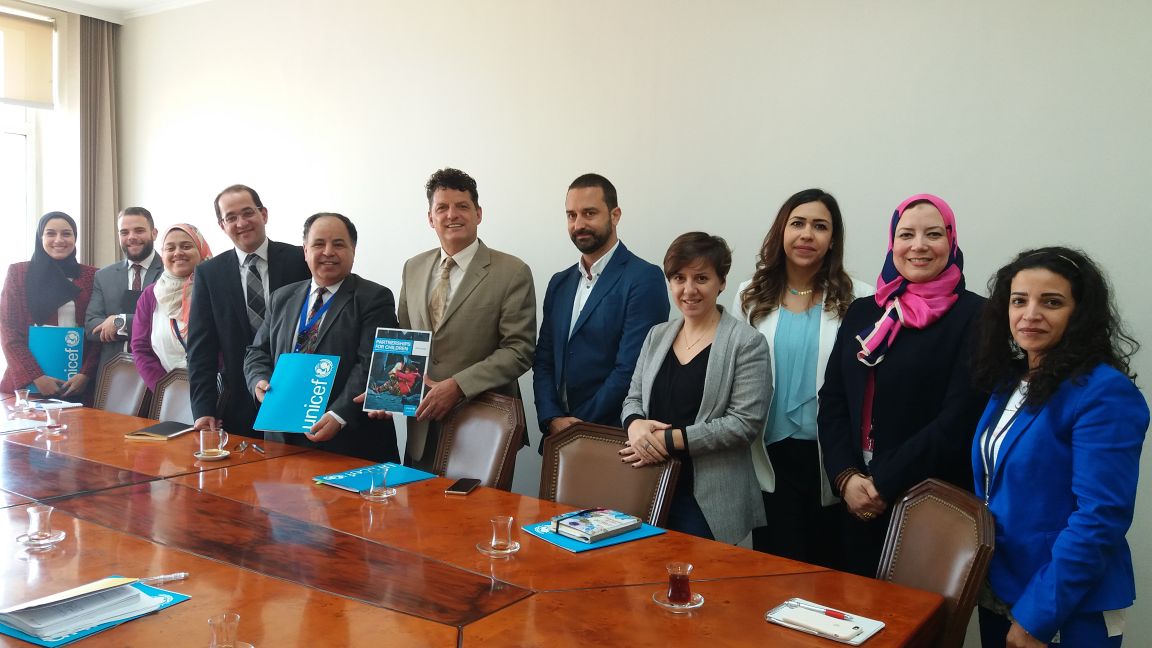 جانب من التوقيع 