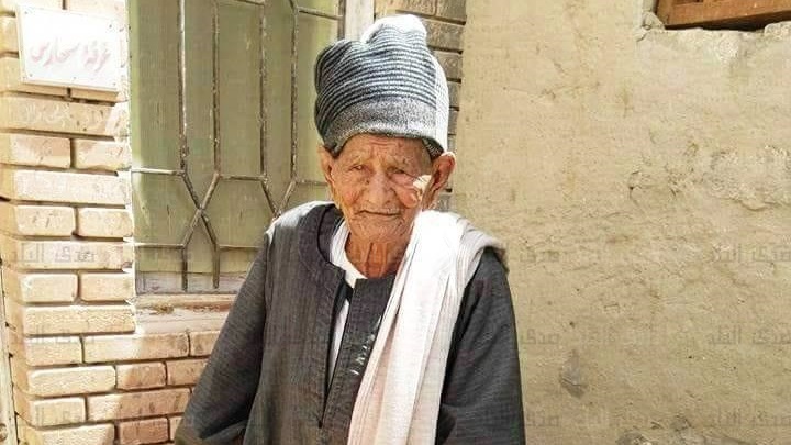 معمر عمره 103 عاما يدلي بصوته في الانتخابات بسوهاج
