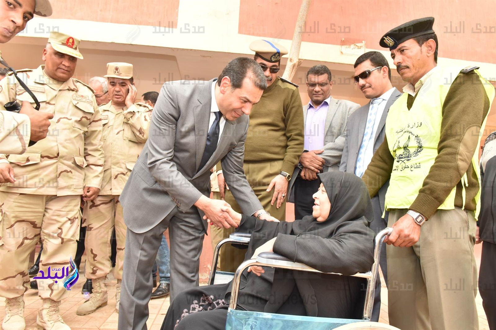 محافظ أسيوط يصطحب مسنة