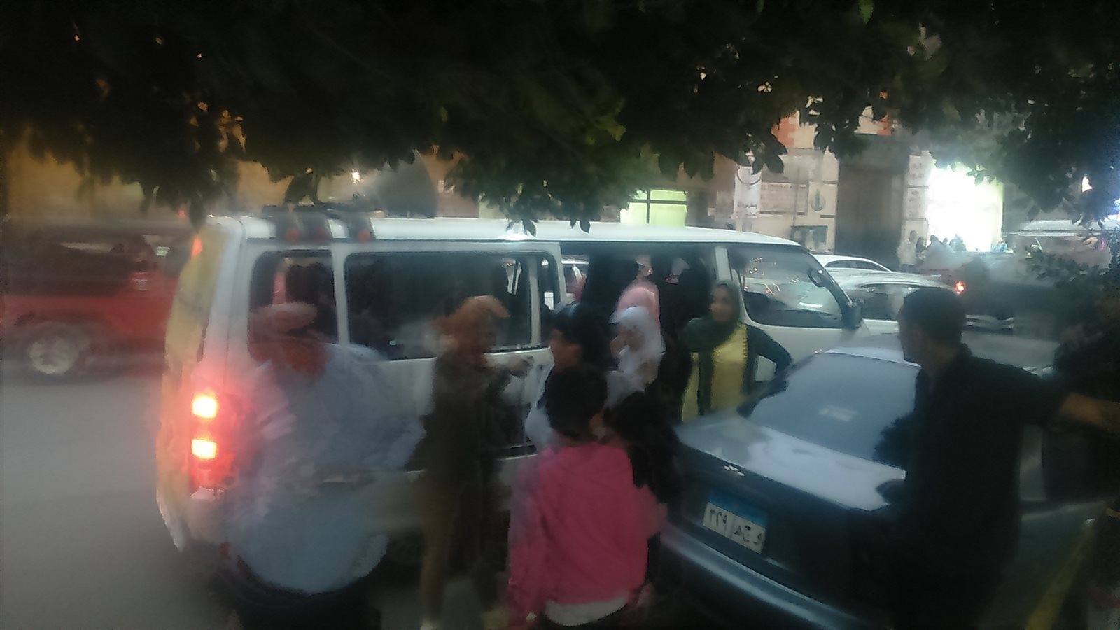 صورة لإحدى السيارات التي تنقل المواطنين مجانا