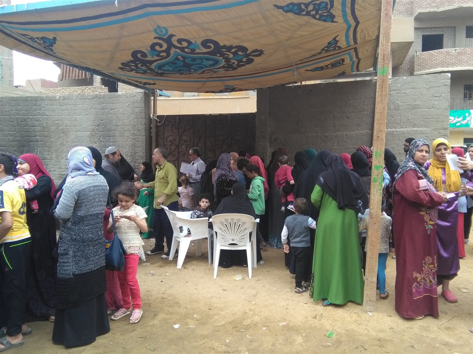 ناخبون كرداسة يبحثون عن لجانهم قبل إغلاقها