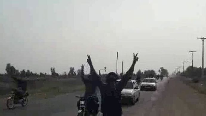 العمال يقطعون الطريق في هفت تبه العمال يقطعون الطريق في هفت تبه