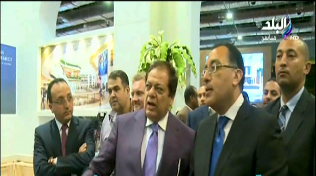 وزير الإسكان وأبو العينين يتفقدان جناح مجموعة كليوباترا