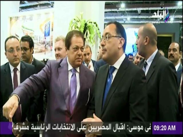 وزير الإسكان وأبو العينين يتفقدان جناح مجموعة كليوباترا