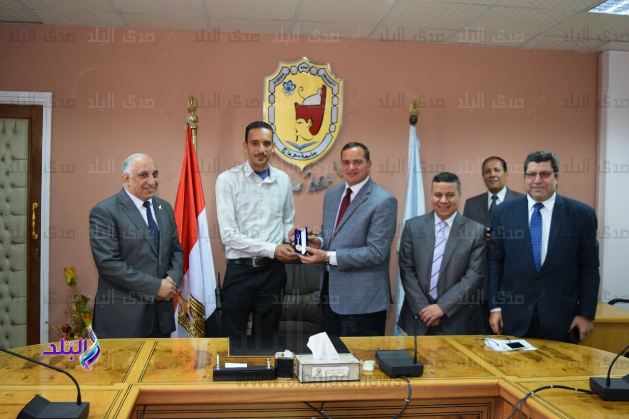 رئيس جامعة سوهاج يكرم فردي أمن عثرا علي مبلغ مالي