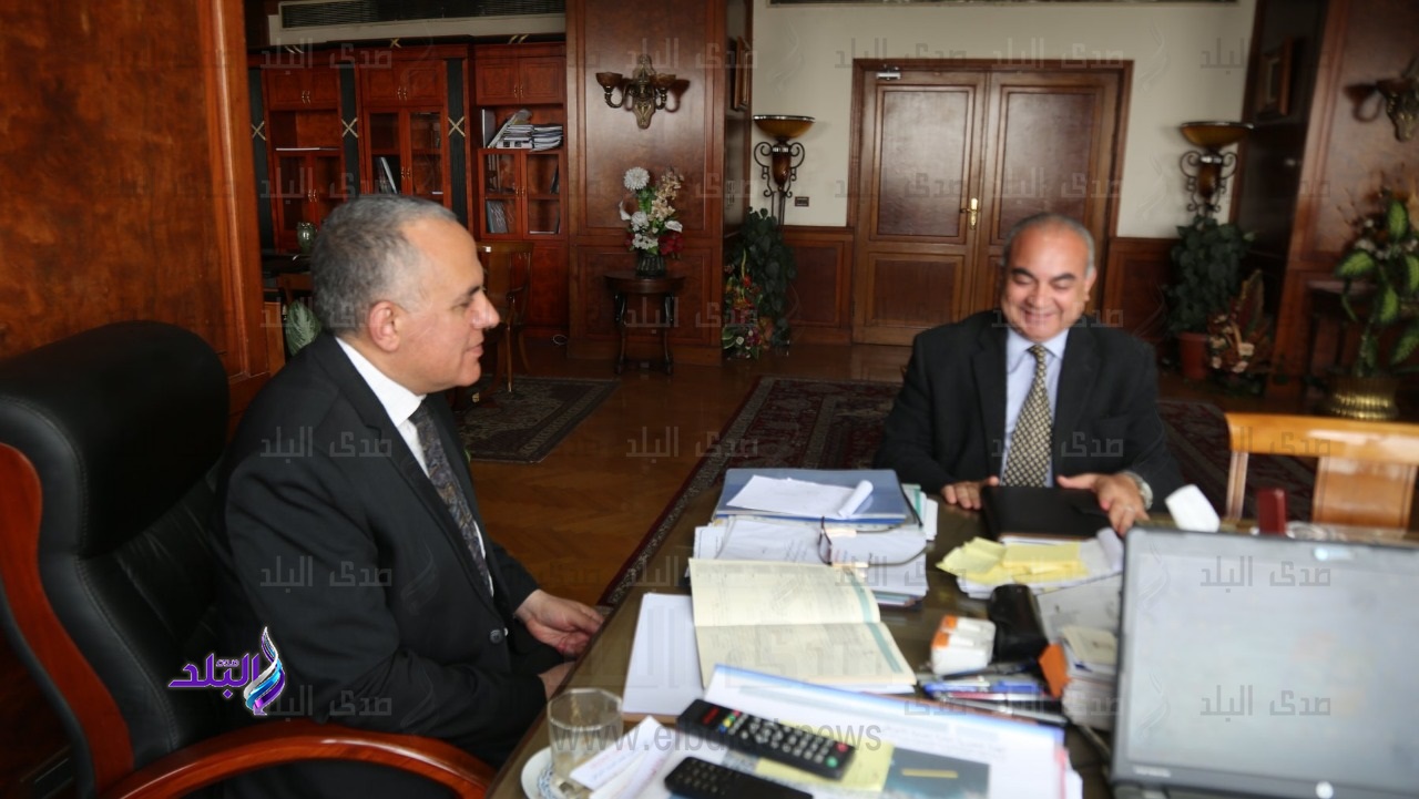  وزير الري مع رئيس هيئة النقل النهري