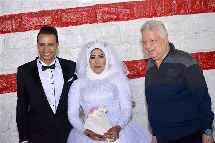 "زملكاوية" يحتفلان بزفافهما في النادي 