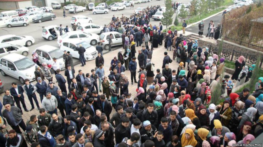 زحام في طشقند لشراء المصحف الشريف زحام في طشقند لشراء المصحف الشريف