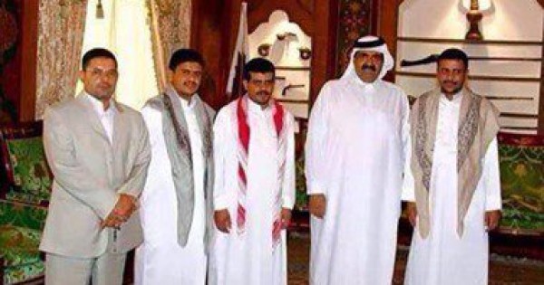 أمير قطر السابق برفقة قيادات من جماعة الحوثي أمير قطر السابق برفقة قيادات من جماعة الحوثي