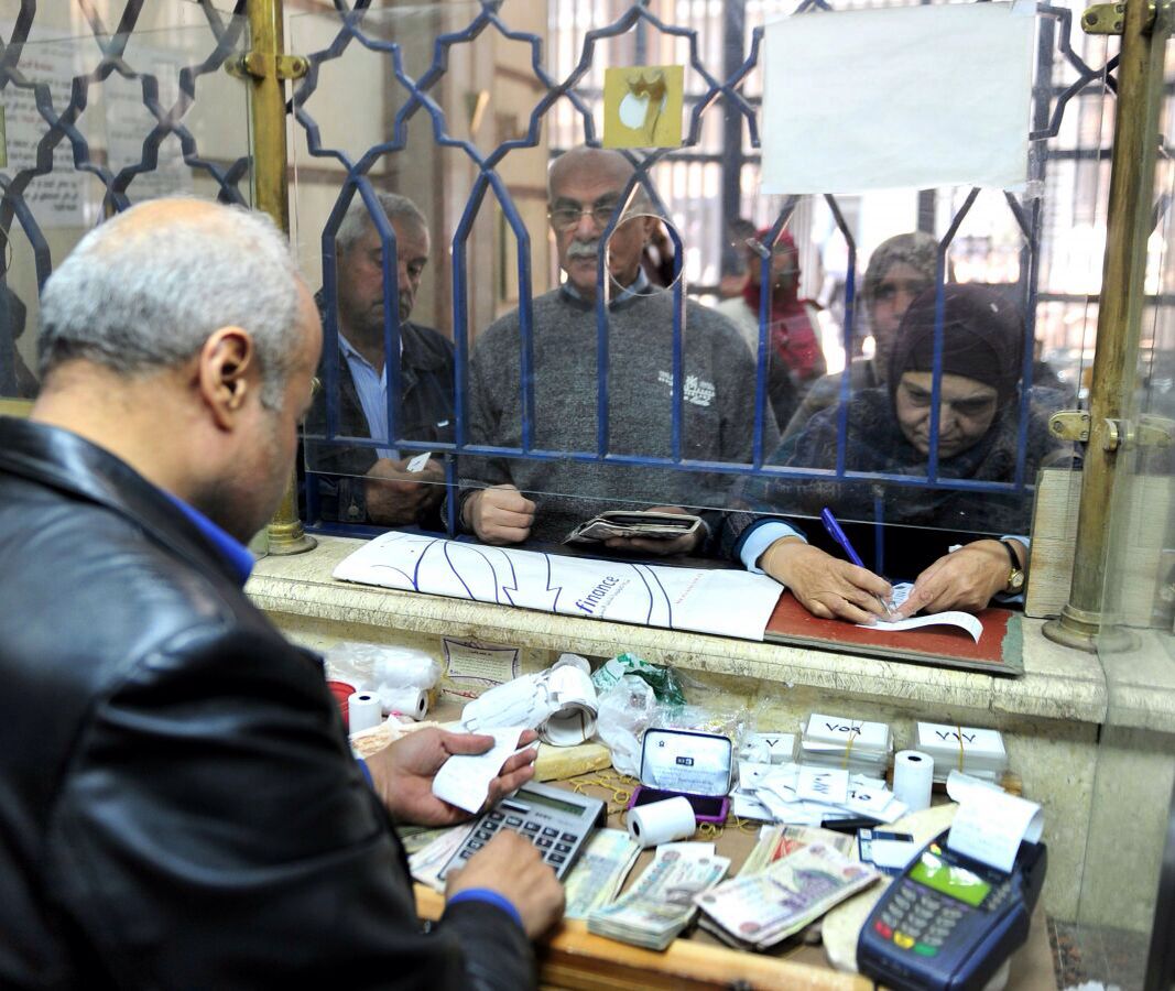 اصحاب المعاشات اثناء صرف معاشاتهم- ارشيفية اصحاب المعاشات اثناء صرف معاشاتهم- ارشيفية