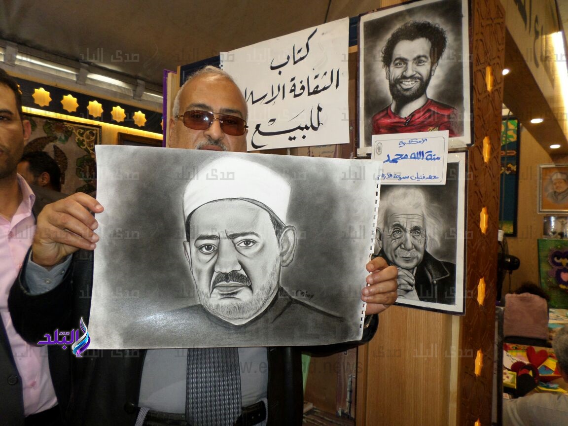 رسومات "الطيب وصلاح واينشتاين" تلفت الأنظار فى جناح الأزهر 