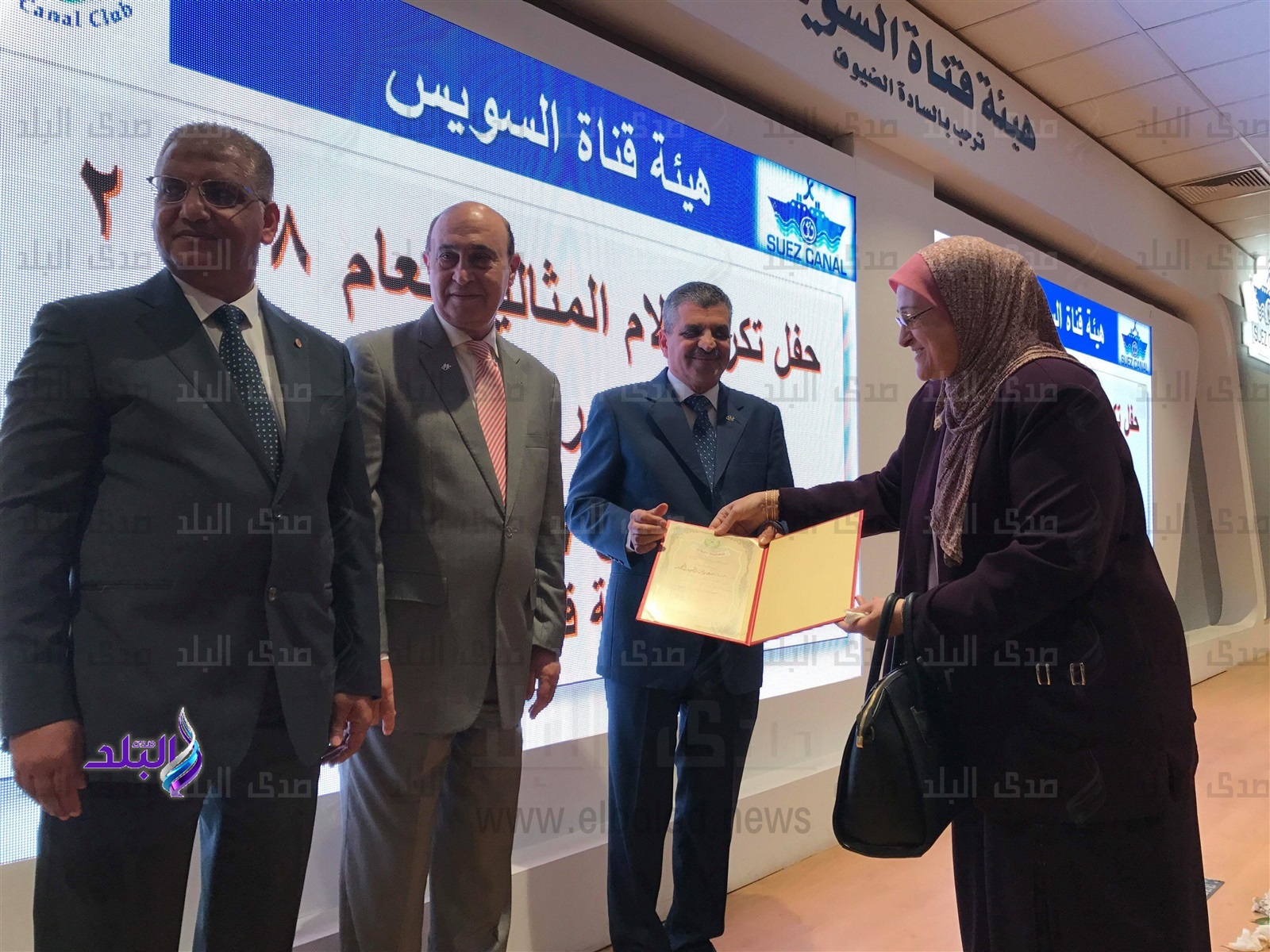 مميش يكرم الامهات المثاليات بهيئة قناة السويس