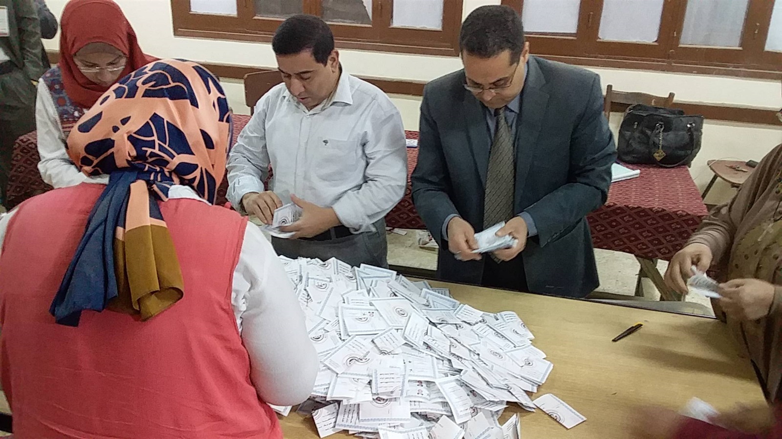 جانب من فرز النتائج.. أرشيفية جانب من فرز النتائج.. أرشيفية