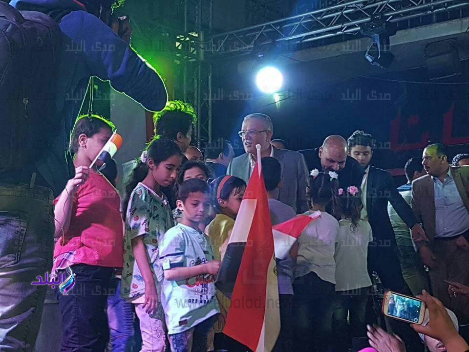 مواطني المنيا يحرصون علي التقاط الصور مع مدير الأمن مواطني المنيا يحرصون علي التقاط الصور مع مدير الأمن