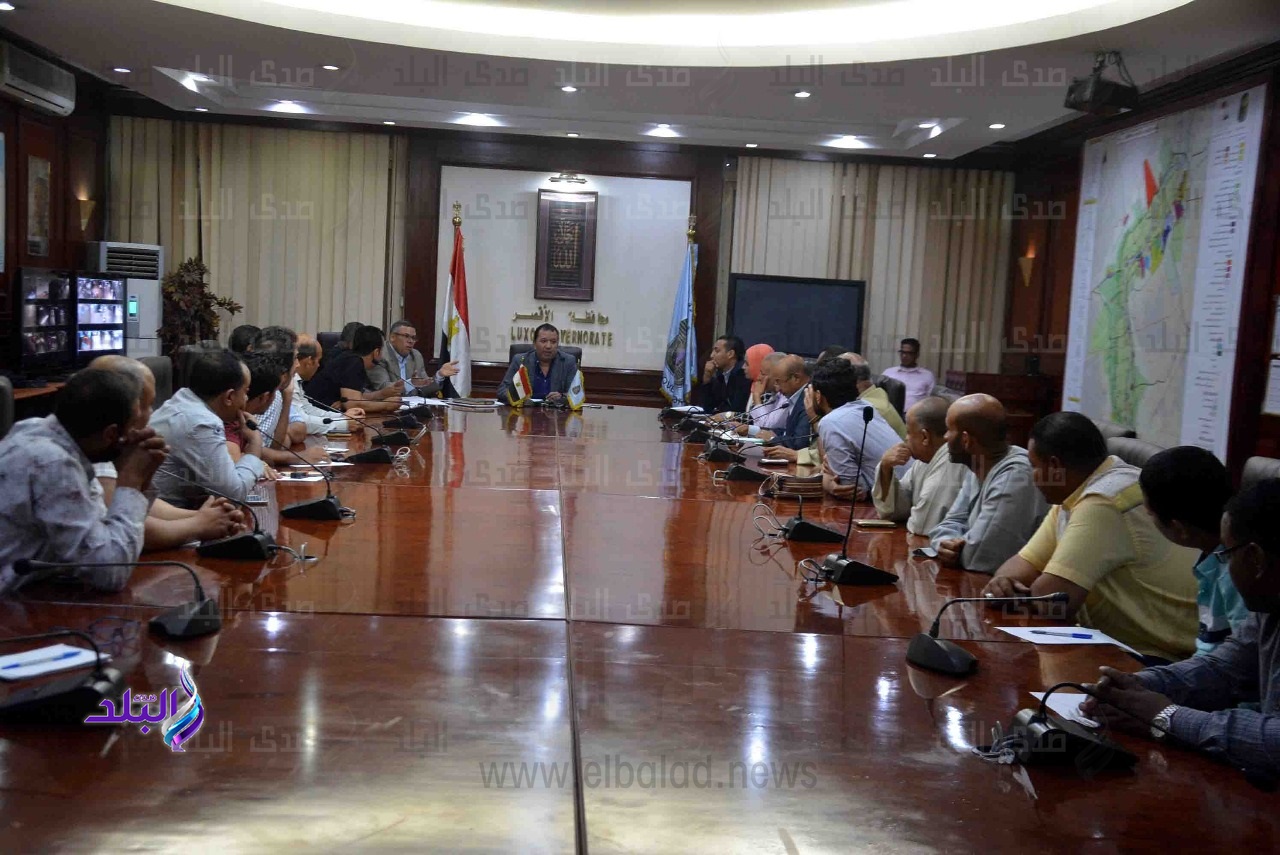 محافظ الأقصر يجتمع مع مستثمري المنطقة الصناعية