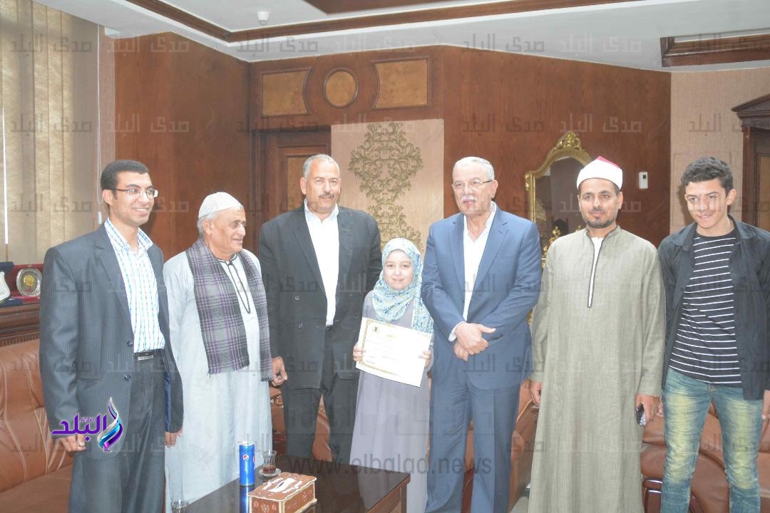 محافظ المنيا يكرم الطالبة تسنيم محمد محافظ المنيا يكرم الطالبة تسنيم محمد