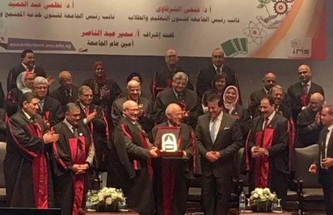 منح الدكتوراة الفخرية للعالم فاروق الباز منح الدكتوراة الفخرية للعالم فاروق الباز