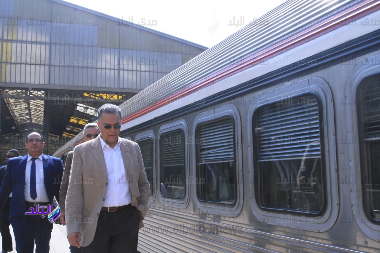 جانب من جولة وزير النقل بمترو الانفاق جانب من جولة وزير النقل بمترو الانفاق