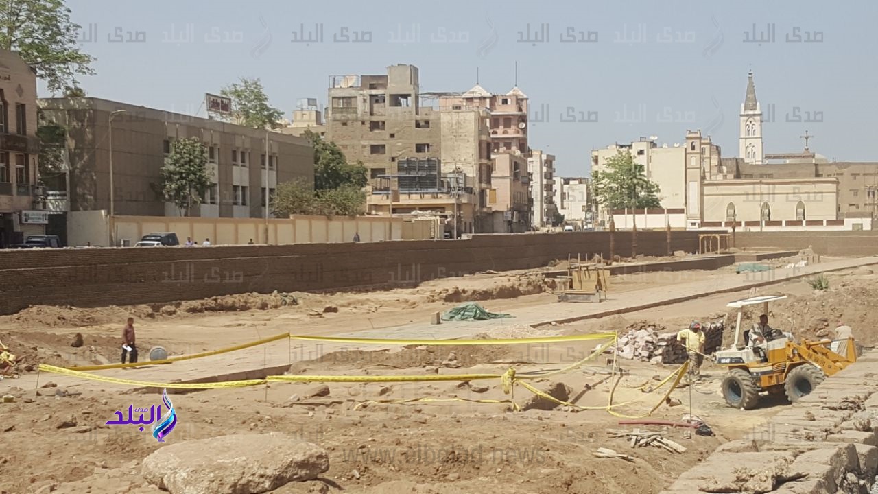 العنانى والوزير ومحافظ الأقصر يتفقدون العمل بطريق الكباش العنانى والوزير ومحافظ الأقصر يتفقدون العمل بطريق الكباش