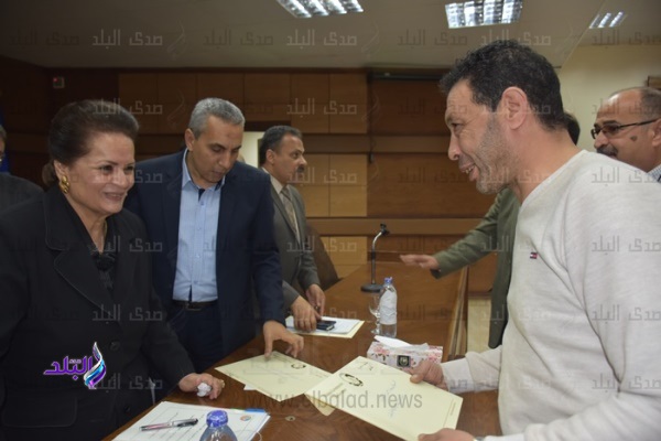 محافظ البحيرة تكرم عدد من القيادات المشاركين في الانتخابات محافظ البحيرة تكرم عدد من القيادات المشاركين في الانتخابات