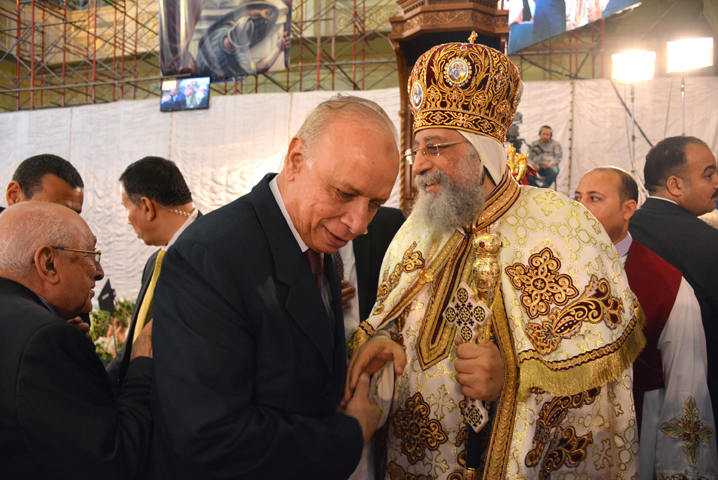 محافظ القاهرة مع البابا تواضروس