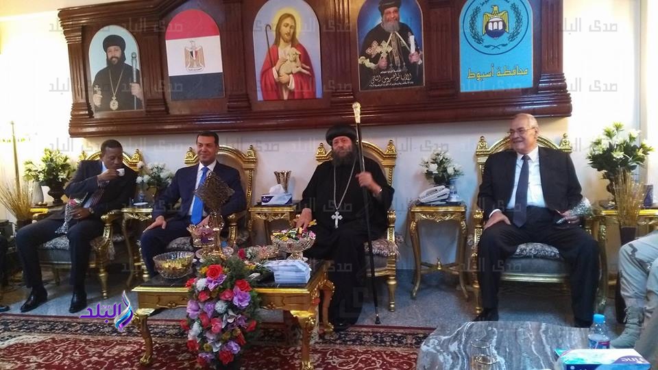 محافظ أسيوط والقيادات التنفيدية يواصلون زيارة الكنائس