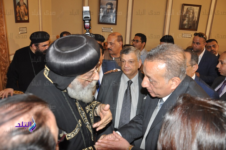 محافظ الجيزة يزور البابا توا ضروس الثانى للتهنئة بعيد القيام