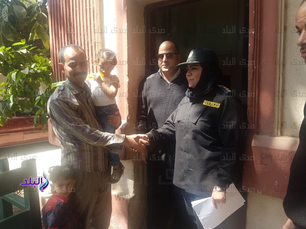الشرطة النسائية تعيد طفلة تائهة بحديقة الحيوان لاسرتها