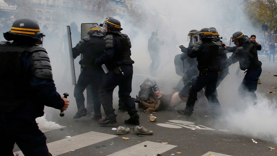 اشتباكات بين الشرطة ونشطاء