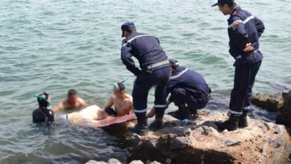 إنتشال جثة طفل غريق بنهر النيل فى أسوان إنتشال جثة طفل غريق بنهر النيل فى أسوان