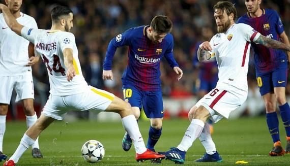 ميسي محاصر من لاعبي روما فى مباراة الذهاب  ميسي محاصر من لاعبي روما فى مباراة الذهاب