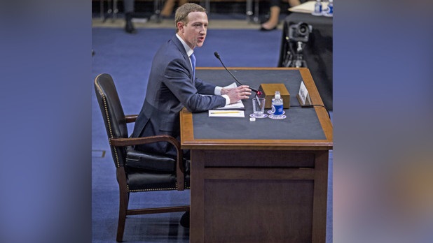 زوكربيرج أثناء جلسة الاستماع